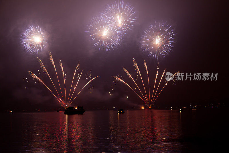 新年快乐!苏黎世2010/11从Quaibrücke看到的烟花